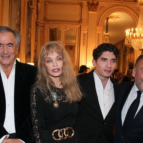 Rachida Dati, ministre de la Culture, Bernard-Henri Lévy, Arielle Dombasle, son producteur Paul Delmas., Gérald-Brice Viret - Arielle Dombasle est élevée au rang d'Officière de l'ordre des Arts et Lettres au Ministère de la Culture à Paris le 08 Décembre 2025.

© Philippe Baldini / Bestimage