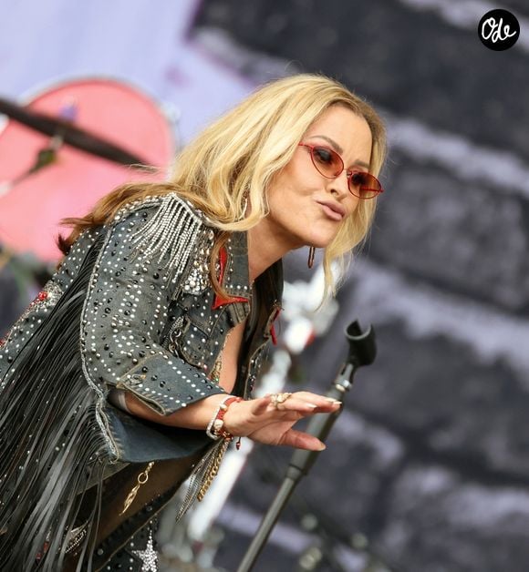 Elle s'est présentée sur scène dans son look iconique des années 2000. 
Ile de Wight, Royaume-Uni. Anastacia fait une entrée remarquée sur scène à l'Isle of Wight Festival 2026. La chanteuse de "I'm Outta Love" a enthousiasmé la foule, les fans reprenant ses chansons en chœur lors de son set au festival. Backgrid UK/ Bestimage