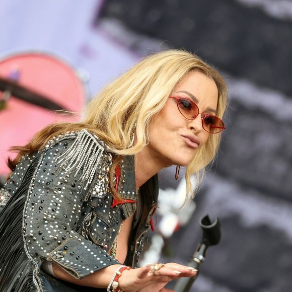 Elle s'est présentée sur scène dans son look iconique des années 2000. 
Ile de Wight, Royaume-Uni. Anastacia fait une entrée remarquée sur scène à l'Isle of Wight Festival 2026. La chanteuse de "I'm Outta Love" a enthousiasmé la foule, les fans reprenant ses chansons en chœur lors de son set au festival. Backgrid UK/ Bestimage