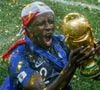 Benjamin Mendy a vendu sa réplique officielle de la Coupe du monde.

Benjamin Mendy - L'équipe de France célèbre son deuxième titre de Champion du Monde sur la pelouse du stade Loujniki après leur victoire sur la Croatie en finale de la Coupe du Monde.