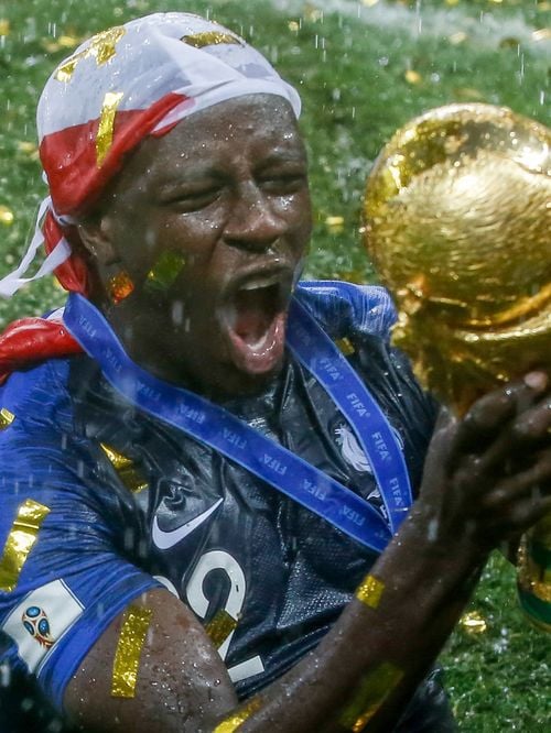 Après la défaite des Bleus en Coupe du monde 2026, un ancien champion cède son trophée de vainqueur pour une somme à 5 chiffres
