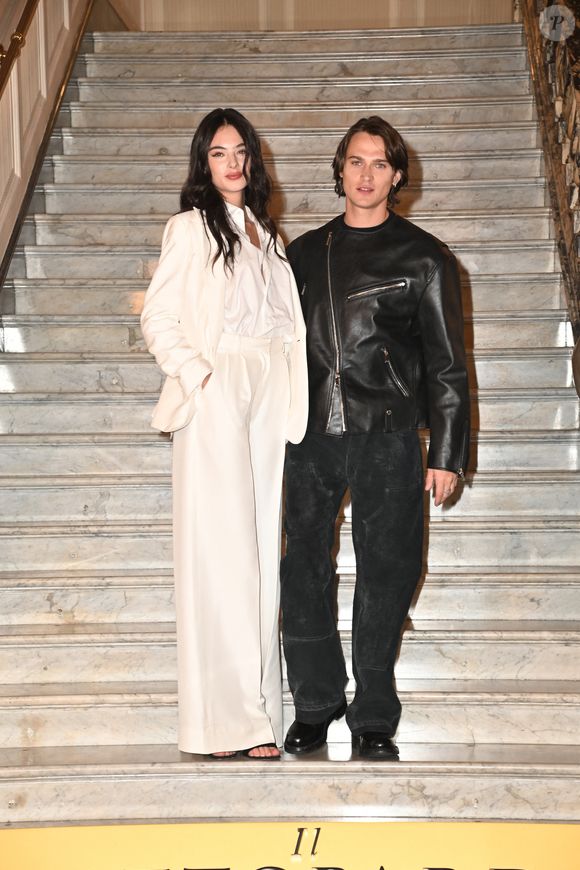 Les acteurs sont amoureux dans la vraie vie et c'est sur le tournage de cette même série que le rapprochement s'est passé 
Deva Cassel, Saul Nanni - L'équipe de la série "Le Guépard" à Rome pour la première. Photo par SGP / BESTIMAGE