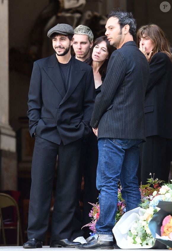 Marlowe (fils de Lou Doillon), Ben Attal, Charlotte Gainsbourg, Lou Doillon, Roman de Kermadec (fils de Kate Barry) - Arrivées des célébrités aux obsèques de Jane Birkin en l'église Saint-Roch à Paris. Le 24 juillet 2023 © Jacovides-KD Niko / Bestimage