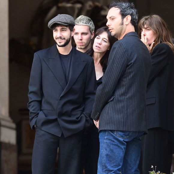 Marlowe (fils de Lou Doillon), Ben Attal, Charlotte Gainsbourg, Lou Doillon, Roman de Kermadec (fils de Kate Barry) - Arrivées des célébrités aux obsèques de Jane Birkin en l'église Saint-Roch à Paris. Le 24 juillet 2023 © Jacovides-KD Niko / Bestimage