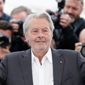 Alain Delon a été le voisin d'une célèbre chanteuse.

Photocall de la Palme d’or d’honneur à Alain Delon lors du 72ème Festival International du film de Cannes.
© Jacovides-Moreau / Bestimage