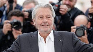 Alain Delon : Cette grande chanteuse qui a été sa voisine dans la 5e ville mondiale où il fait bon vivre, raconte ce geste élégant qu'il a eu pour elle