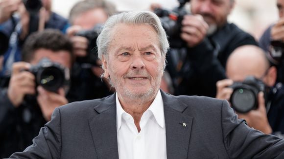 Alain Delon : Cette grande chanteuse qui a été sa voisine dans la 5e ville mondiale où il fait bon vivre, raconte ce geste élégant qu'il a eu pour elle