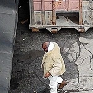 Exclusif - Kanye West arrive sur un studio d'enregistrement à bord d'une Mercedes-Maybach Liquid-Silve à Los Angeles, le 6 février 2025. © Backgrid USA / Bestimage