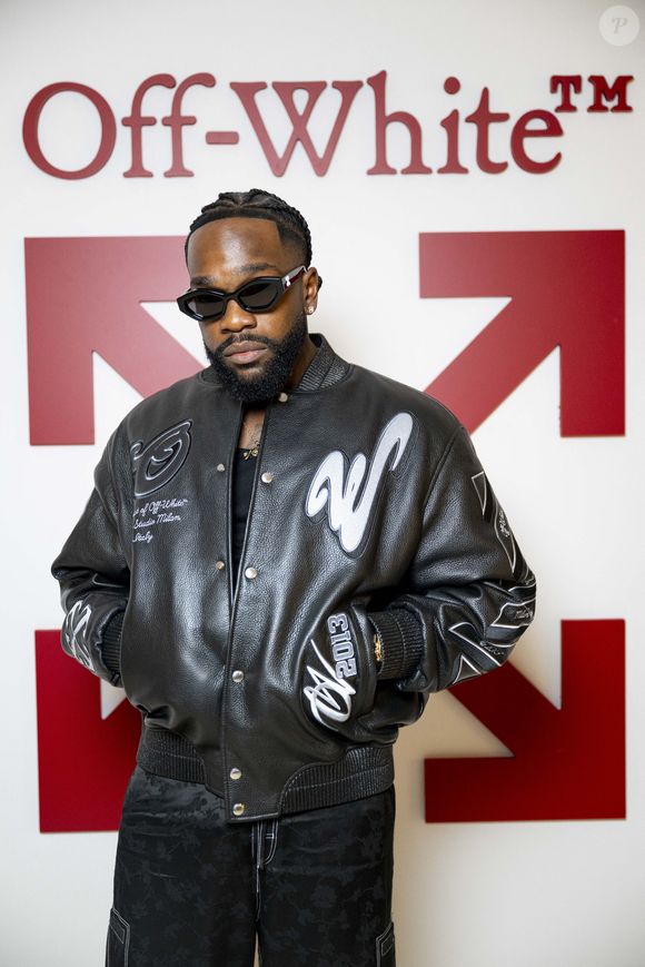 Tayc (Julien Bouadjie Kamgang) au photocall du défilé Off-White, au siège du Parti communiste français (PCF), Mode Collection Prêt-à-Porter Automne/Hiver 2025-2026 lors de la Fashion Week de Paris (PFW), à Paris, France, le 6 mars 2025. © Pierre Perusseau/Bestimage