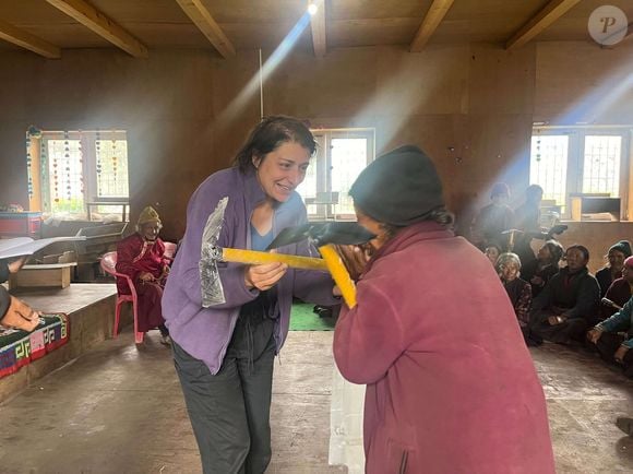 Mais non, elle a décidé de vivre à l'autre bout du monde pour aider les autres.

Interrogé par Paris Match en 2014, Christian Clavier confiait à propos de sa fille : "Margot a choisi de se consacrer à l'organisation humanitaire de Matthieu Ricard au Tibet." Matthieu Ricard est un essayiste et photographe français devenu moine bouddhiste au Tibet, où il a fondé l'association humanitaire Karuna-Shechen. C’est pour cette ONG que travaillait, et travaille encore Margot. De quoi rendre ses parents fiers... mais aussi sa maman inquiète au départ. 

Margot Clavier travaille dans une ONG au Tibet

Margot Clavier.H.E.L.P., photo extraite de la galerie de l'ONG H.EL.P.
Himalayan Environment and Life Protection.
