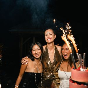 Exclusif -  Laeticia Hallyday célèbre l'anniversaire de ses filles Jade (21 ans) et Joy (17 ans) lors de ses vacances à Saint-Barthélemy le 5 aout 2025.
 © Sam Delpech / Bestimage