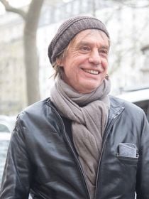 EXCLU Jean-Louis Aubert a acheté un bien atypique à Jouy en Eure-et-Loir, les habitants apprécient sa présence : "Il s'entend bien avec les gens"