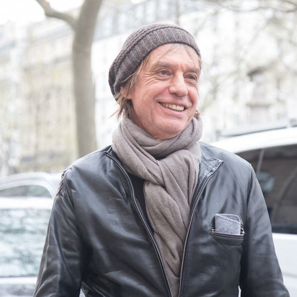 EXCLU Jean-Louis Aubert a acheté un bien atypique à Jouy en Eure-et-Loir, les habitants apprécient sa présence : "Il s'entend bien avec les gens"