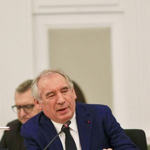 Le premier ministre François Bayrou, maire de Pau, préside le conseil municipal de la ville alors que la cellule interministérielle de crise (CIC) se réunissait à propos de Mayotte le 16 décembre 2024.