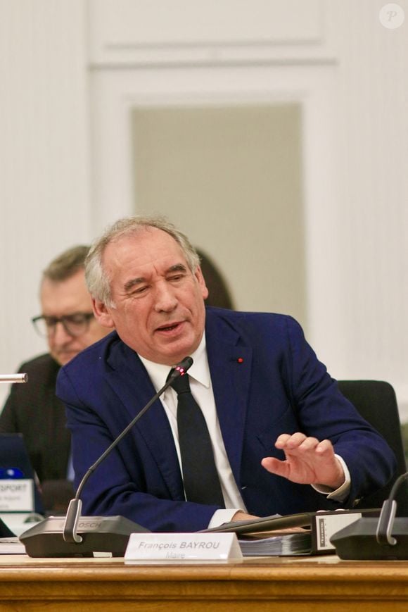 Le premier ministre François Bayrou, maire de Pau, préside le conseil municipal de la ville alors que la cellule interministérielle de crise (CIC) se réunissait à propos de Mayotte le 16 décembre 2024.