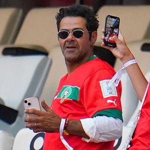 Jamel Debbouze et son fils Léon assistent à la demi-finale de football entre le Maroc et l'Espagne (1-2) lors des Jeux Olympiques de Paris2024 (JO) le 5 aout 2024.