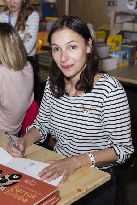 Ce virage professionnel l’a amenée à mettre temporairement ses créations personnelles en retrait, sans toutefois les abandonner.

Lolita Séchan au Festival du Livre de Paris au Grand Palais éphémère à Paris, France, le 23 avril 2022. © Jack Tribeca/Bestimage