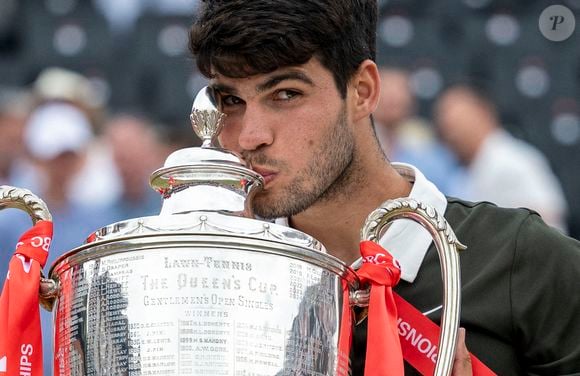 Carlos Alcaraz embrasse le trophée lors de la cérémonie de remise des prix de la finale du simple messieurs entre l'Espagnol Carlos Alcaraz et le Tchèque Jiri Lehecka lors des championnats du Queen's Club à Londres, en Grande-Bretagne, le 22 juin 2025. (Photo de Stephen Chung/Xinhua/ABACAPRESS.COM