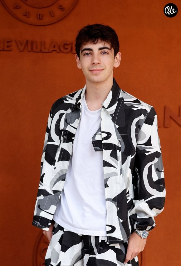 À l'occasion de la Fête de la musique à Los Angeles, le plus jeune, Léon Hesby, l'a d'ailleurs prouvé dans une déclaration artistique symbolique.

Leon Bruel lors des Internationaux de France de Tennis de Roland Garros 2025, à Paris, le 2 Juin 2025. 

© Jacovides-Moreau/Bestimage