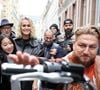 Jade s’est ensuite mise en scène devant un miroir, immortalisant son travail avec élégance.

Laeticia Hallyday et ses filles Jade et Joy rencontrent les bikers venus rendre hommage au chanteur lors de l'inauguration d'une plaque commémorative en hommage à Johnny Hallyday devant l'immeuble où le chanteur français a grandi dans le 9ème arrondissement de Paris, France, le 22 décembre 2023. © Dominique Jacovides/Bestimage