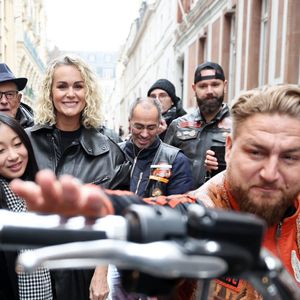 Jade s’est ensuite mise en scène devant un miroir, immortalisant son travail avec élégance.

Laeticia Hallyday et ses filles Jade et Joy rencontrent les bikers venus rendre hommage au chanteur lors de l'inauguration d'une plaque commémorative en hommage à Johnny Hallyday devant l'immeuble où le chanteur français a grandi dans le 9ème arrondissement de Paris, France, le 22 décembre 2023. © Dominique Jacovides/Bestimage