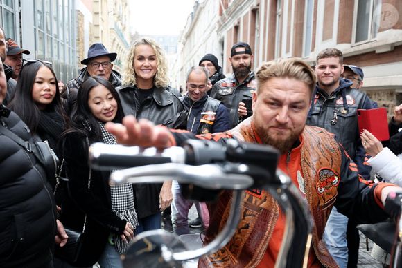 Jade s’est ensuite mise en scène devant un miroir, immortalisant son travail avec élégance.

Laeticia Hallyday et ses filles Jade et Joy rencontrent les bikers venus rendre hommage au chanteur lors de l'inauguration d'une plaque commémorative en hommage à Johnny Hallyday devant l'immeuble où le chanteur français a grandi dans le 9ème arrondissement de Paris, France, le 22 décembre 2023. © Dominique Jacovides/Bestimage