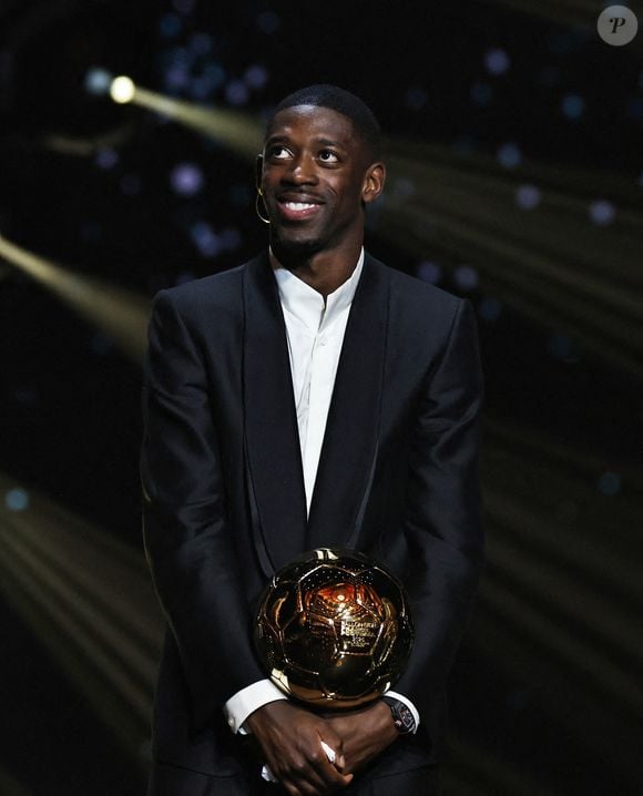 Le joueur français du Paris Saint-Germain, Ousmane Dembele, tient son trophée après avoir remporté le Ballon d'Or masculin lors de la cérémonie de remise du Ballon d'Or France Football 2025 au Théâtre du Chatelet à Paris, France, le 22 septembre 2025. Photo de Gao Jing/Xinhua/ABACAPRESS.COM