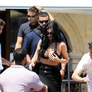 Kendall, Kylie et sa fille Stormi quittent l'hôtel "Gritti Palace" au lendemain du mariage de J. Bezos et L. Sanchez à Venise, le 28 juin 2025 @Backgrid USA / Bestimage