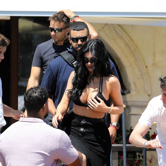Kendall, Kylie et sa fille Stormi quittent l'hôtel "Gritti Palace" au lendemain du mariage de J. Bezos et L. Sanchez à Venise, le 28 juin 2025 @Backgrid USA / Bestimage