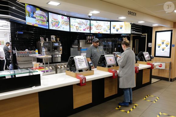 Un fast-food "McDonalds" s'apprête à servir ses derniers clients et à fermer ses portes à Windsor à cause de l'épidémie de coronavirus (Covid-19). Le 23 mars 2020. 

Photo : Backgrid UK/ Bestimage