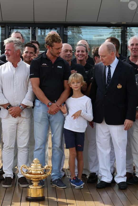 Pour cette cérémonie solennelle de récompense, il était accompagné de son plus jeune fils Francesco

Peter Harrison, Pierre Casiraghi, son fils Francesco, le prince Albert II de Monaco - Le prince Albert II de Monaco a félicité les vainqueurs de l'Admiral’s Cup 2025, les 2 équipages du Yacht Club menés par Pierre Casiraghi, vice-président du Y.C.M. à la barre de Jolt 6 et Peter Harrison sur Jolt 3 le 14 septembre 2025.

© Claudia Albuquerque / Bestimage