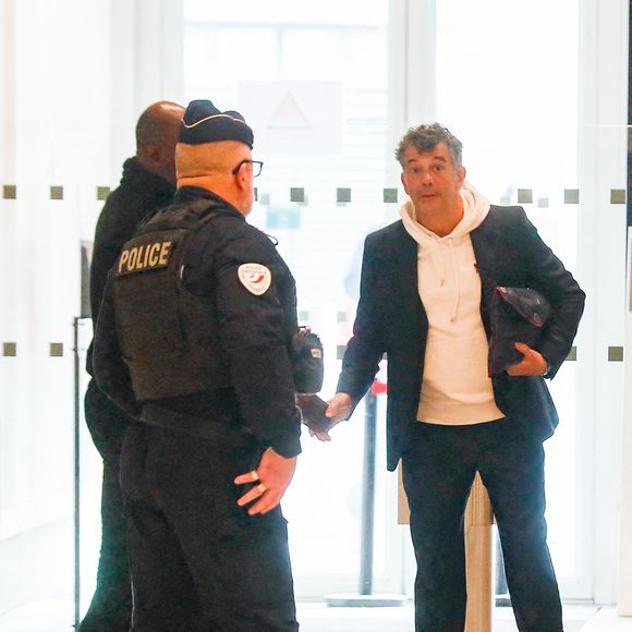 Stéphane Plaza arrive pour le verdict de son procès pour violences sur deux anciennes compagnes, à Paris, France, le 18 février 2025. L'agent immobilier de 54 ans est jugé pour "violences physiques et/ou psychologiques habituelles par concubin" entre 2018 et 2022 sur une ancienne compagne, Amandine, ainsi que pour "violences psychologiques habituelles par concubin" sur Paola, entre 2021 et 2022. Stéphane Plaza reconnu coupable de "violences habituelles par concubin" et condamné à 12 mois de prison avec sursis. © Chrstophe Clovis/Bestimage