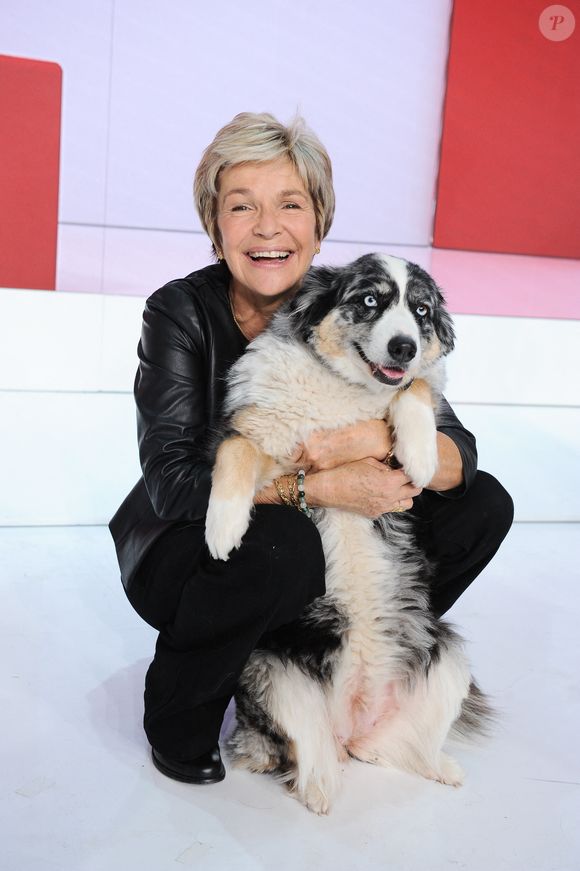 Exclusif - Veronique Jannot et sa chienne- Enregistrement de l'émission Vivement dimanche au studio Gabriel, présentée par M.Drucker et diffusée sur France 3 le 15 octobre 2023. © Guillaume Gaffiot / Bestimage