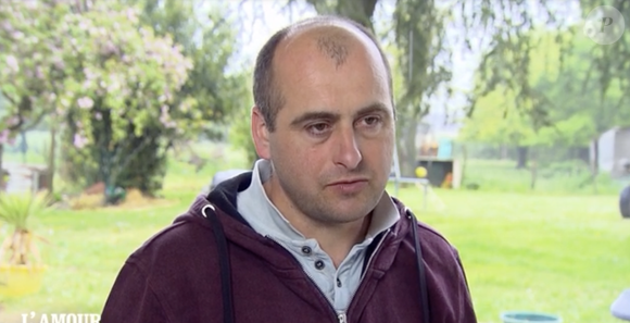 Mais Charles, agriculteur de la même saison, donne de leurs nouvelles.

Charles en couple avec Véronique dans "L'amour est dans le pré", M6