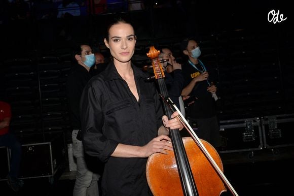 Catherine Robert a travaillé avec l'artiste au même moment que Vianney.

Catherine Robert , la compagne de Vianney - Backstage artistes - Direct de l'émission "Tous ensemble pour la musique" pour la fête de la musique 2020 à l'AccorHotels Arena à Paris le 19 juin 2020.
© Cyril Moreau / Veeren Ramsamy / Bestimage