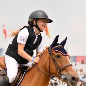 Giulia Sarkozy - N.Sarkozy et sa femme C.Bruni viennent soutenir leur fille G.Sarkozy pendant l’épreuve Kids Cup L’Envol lors de la 10ème édition du "Longines Paris Eiffel Jumping" à la Plaine de Jeux de Bagatelle à Paris, France, le 21 juin 2024. 

© Perusseau-Veeren/Bestimage