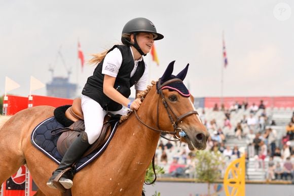 Giulia Sarkozy - N.Sarkozy et sa femme C.Bruni viennent soutenir leur fille G.Sarkozy pendant l’épreuve Kids Cup L’Envol lors de la 10ème édition du "Longines Paris Eiffel Jumping" à la Plaine de Jeux de Bagatelle à Paris, France, le 21 juin 2024. 

© Perusseau-Veeren/Bestimage
