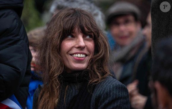 Lou Doillon assiste à l'inauguration de la passerelle " Jane Birkin " à Paris, France, le 13 décembre 2025. Photo par Denis Prezat/ABACAPRESS.COM