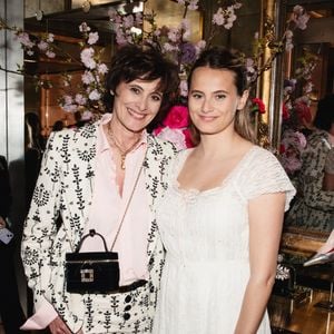 Elle a étudié à la prestigieuse Gallatin School of Individualized Study.

Inès de La Fressange, Violette d'Urso au lancement de Roger Vivier : Patrimoine et Imaginaire à New York City, NY, Etats-Unis, le 28 avril 2026. © Jason Crowley/BFA.com/Backgrid/Bestimage