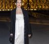 Elle portait une sublime robe blanche bustier satinée et un manteau que l'on devine Chanel

Charlotte Casiraghi - Photo Call du « Le Grand Diner du Louvre « lors de la Fashion Week  à Paris le 5 mars 2025. © Olivier Borde /Bestimage