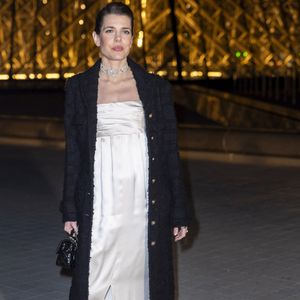 Elle portait une sublime robe blanche bustier satinée et un manteau que l'on devine Chanel

Charlotte Casiraghi - Photo Call du « Le Grand Diner du Louvre « lors de la Fashion Week  à Paris le 5 mars 2025. © Olivier Borde /Bestimage