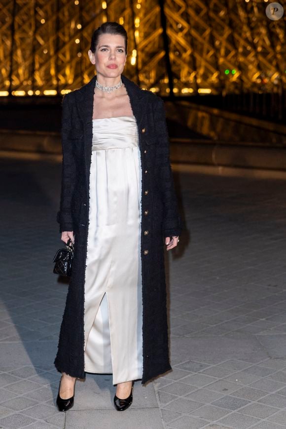 Elle portait une sublime robe blanche bustier satinée et un manteau que l'on devine Chanel

Charlotte Casiraghi - Photo Call du « Le Grand Diner du Louvre « lors de la Fashion Week  à Paris le 5 mars 2025. © Olivier Borde /Bestimage
