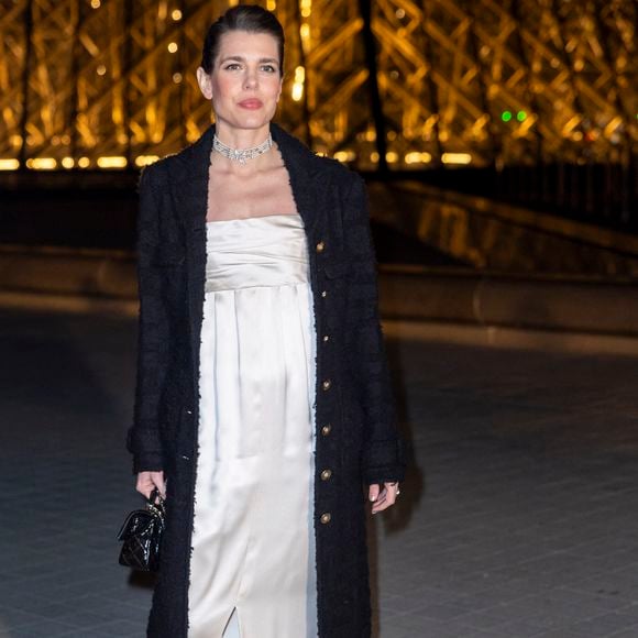 Elle portait une sublime robe blanche bustier satinée et un manteau que l'on devine Chanel

Charlotte Casiraghi - Photo Call du « Le Grand Diner du Louvre « lors de la Fashion Week  à Paris le 5 mars 2025. © Olivier Borde /Bestimage