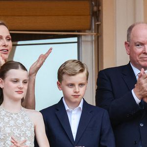 Le prince Albert II de Monaco, la princesse Charlène de Monaco, le prince héréditaire Jacques de Monaco, marquis des Baux, la princesse Gabriella de Monaco, comtesse de Carladès au balcon du Palais princier lors de la célébration de la fête de la Saint Jean sur la Place du Palais princier de Monaco, le 23 juin 2026. La Saint Jean est à l'origine une fête païenne puis chrétienne. Pour les païens, c'était une fête qui célébrait les moissons. Une fois christianisée, cette fête est devenue celle du solstice d'été et donc la fête de la lumière. © Claudia Albuquerque/Bestimage