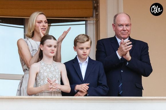 Le prince Albert II de Monaco, la princesse Charlène de Monaco, le prince héréditaire Jacques de Monaco, marquis des Baux, la princesse Gabriella de Monaco, comtesse de Carladès au balcon du Palais princier lors de la célébration de la fête de la Saint Jean sur la Place du Palais princier de Monaco, le 23 juin 2026. La Saint Jean est à l'origine une fête païenne puis chrétienne. Pour les païens, c'était une fête qui célébrait les moissons. Une fois christianisée, cette fête est devenue celle du solstice d'été et donc la fête de la lumière. © Claudia Albuquerque/Bestimage