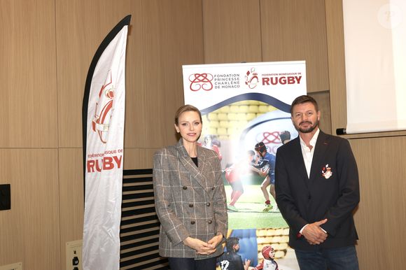 Charlene de Monaco ne s'exprime en français qu'à de très rares reprises.

La Princesse Charlène de Monaco assiste au 2ème concours créatif du maillot qui sera porté par l'équipe nationale monégasque de rugby à VII des moins de 16 ans. 
© Claudia Albuquerque / Bestimage