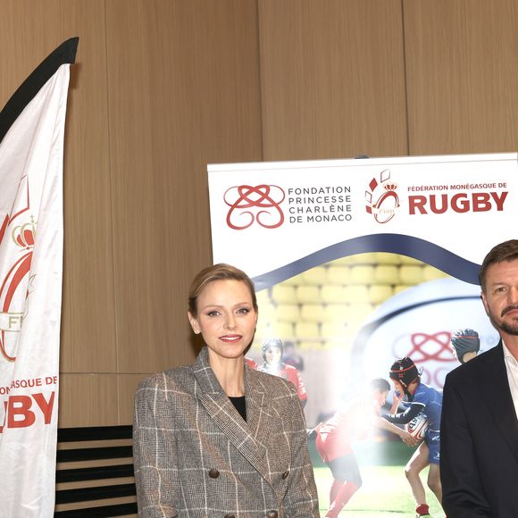Charlene de Monaco ne s'exprime en français qu'à de très rares reprises.

La Princesse Charlène de Monaco assiste au 2ème concours créatif du maillot qui sera porté par l'équipe nationale monégasque de rugby à VII des moins de 16 ans. 
© Claudia Albuquerque / Bestimage