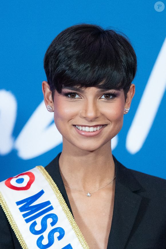 Miss France 2024 Eve Gilles lors de l'avant-première du film Finalement au cinéma Grand Rex à Paris, France, le 30 octobre 2024. Photo par Aurore Marechal/ABACAPRESS.COM