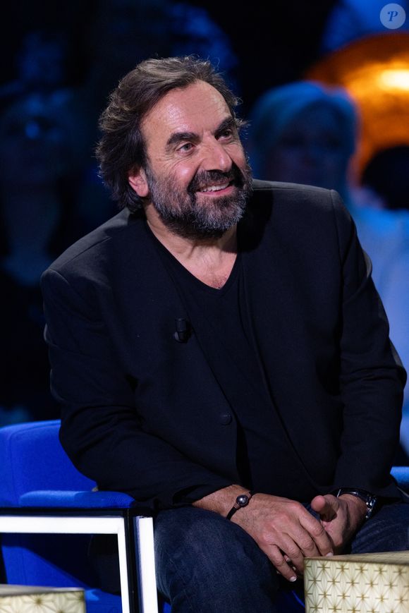 Exclusif - André Manoukian lors de l'enregistrement de l'émission "La Boîte à secrets", présentée par F.Bollaert et diffusée le 16 janvier 2026 sur France 3, dans les studios du Lendit à Saint-Denis, France, le 16 décembre 2025. © Cyril Moreau/Bestimage