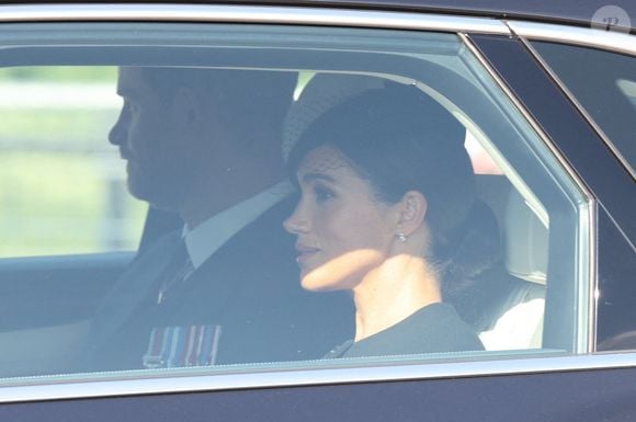 Le prince Harry et Meghan Markle - Procession cérémonielle du cercueil de la reine Elisabeth II du palais de Buckingham à Westminster Hall à Londres le 14 septembre 2022.

© Photoshot  / Panoramic / Bestimage